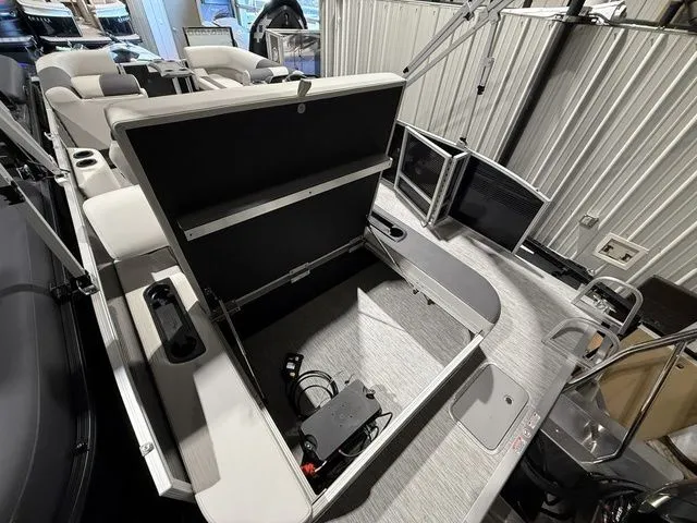 Slide: The Image of Bennington S-One Swingback 22 SSB Tritoon 2026 - 25