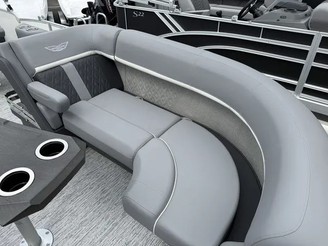 Slide: The Image of Bennington M Swingback 22 MSB Tritoon 2026 - 10