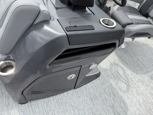 Slide: The Image of Bennington M Swingback 22 MSB Tritoon 2026 - 13