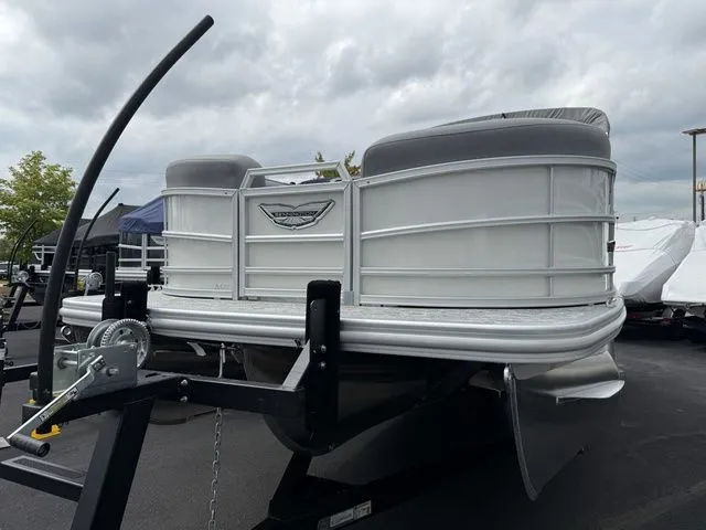 Slide: The Image of Bennington M Swingback 22 MSB Tritoon 2026 - 5