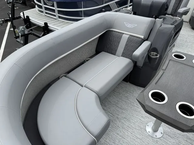 Slide: The Image of Bennington M Swingback 22 MSB Tritoon 2026 - 8