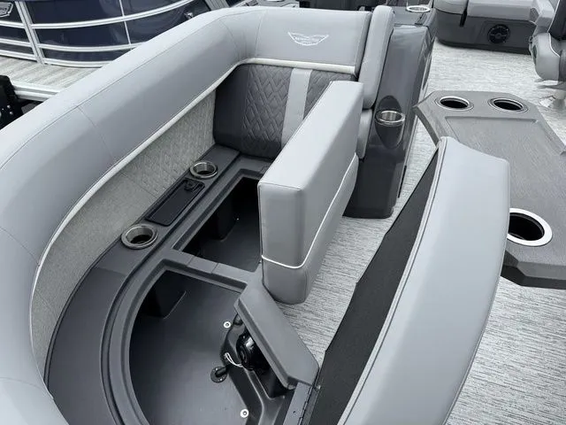 Slide: The Image of Bennington M Swingback 22 MSB Tritoon 2026 - 9