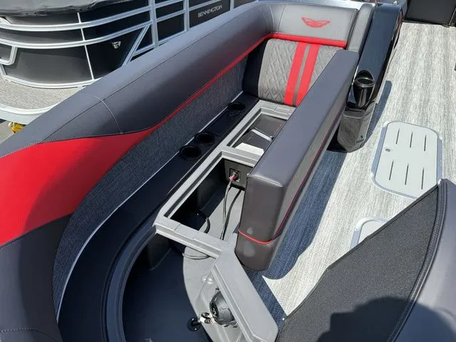 Slide: The Image of Bennington M Quad Bench 24 MFB Tritoon 2026 - 9