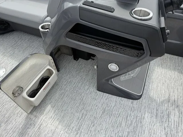 Slide: The Image of Bennington M Swingback 22 MSB Tritoon 2026 - 14