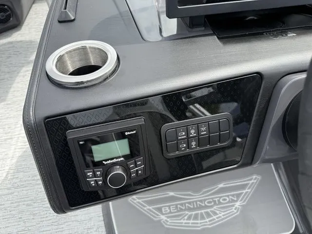 Slide: The Image of Bennington M Swingback 22 MSB Tritoon 2026 - 16