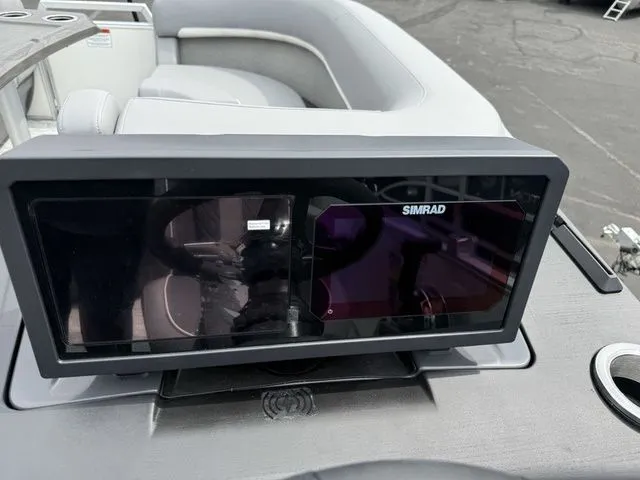 Slide: The Image of Bennington M Swingback 22 MSB Tritoon 2026 - 17