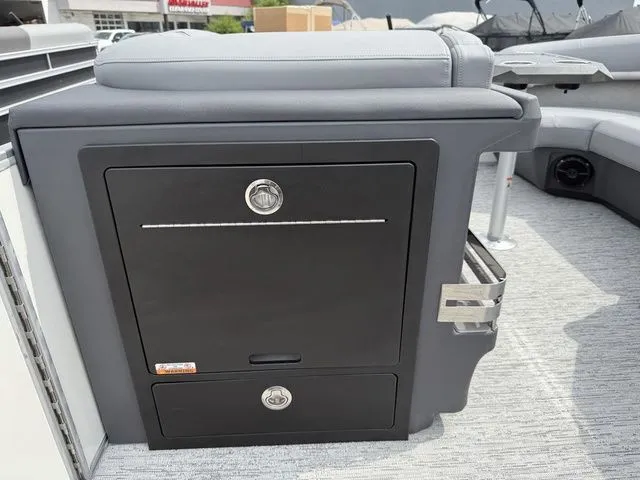 Slide: The Image of Bennington M Swingback 22 MSB Tritoon 2026 - 22