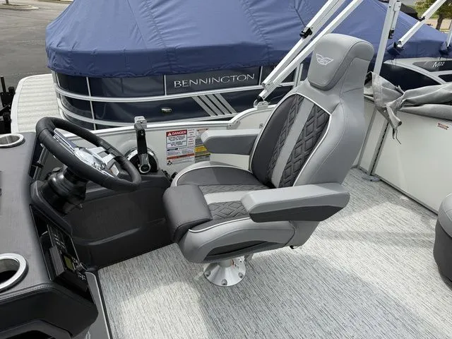 Slide: The Image of Bennington M Swingback 22 MSB Tritoon 2026 - 26