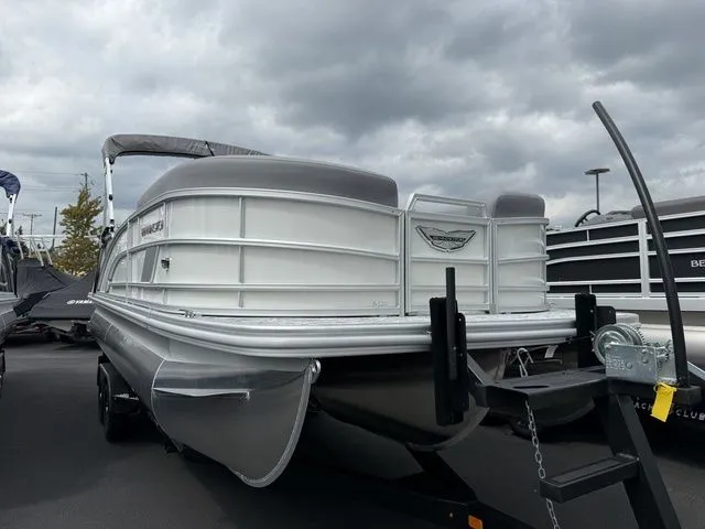 Slide: The Image of Bennington M Swingback 22 MSB Tritoon 2026 - 3