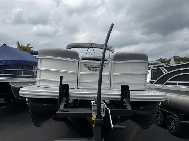 Slide: The Image of Bennington M Swingback 22 MSB Tritoon 2026 - 4