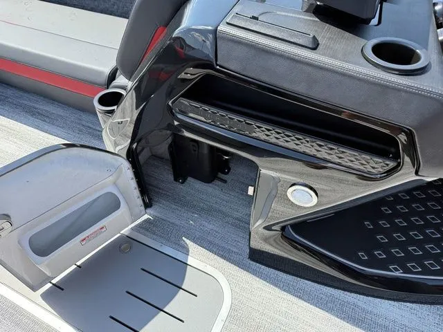 Slide: The Image of Bennington M Quad Bench 24 MFB Tritoon 2026 - 14