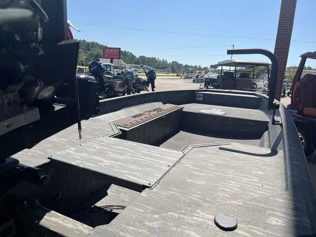 Slide: The Image of War Eagle 750 Gladiator 2025 - 10