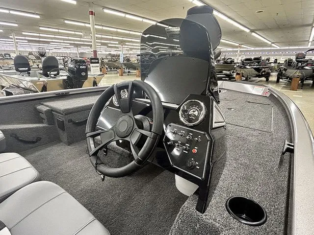 Slide: The Image of Lowe Stinger 175C 2026 - 3