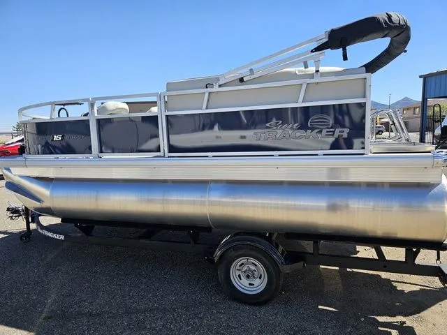 Slide: The Image of Sun Tracker Bass Buggy 16 XL Select 2026 - 7