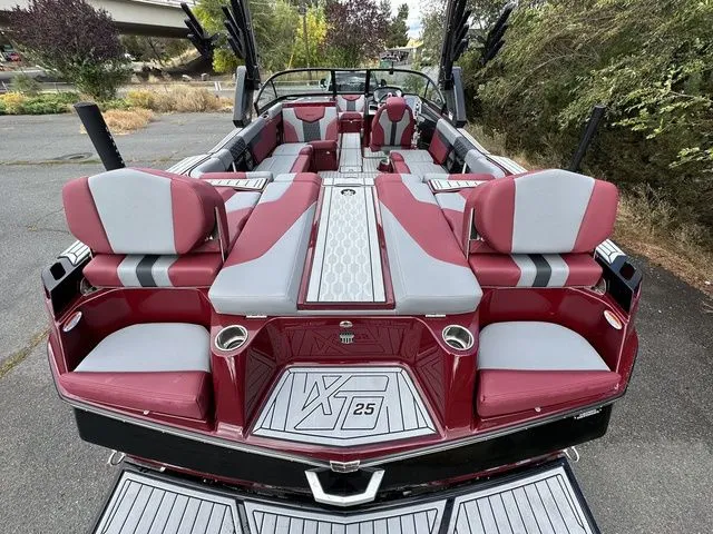 Slide: The Image of MasterCraft XT25 2024 - 14