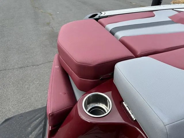 Slide: The Image of MasterCraft XT25 2024 - 15