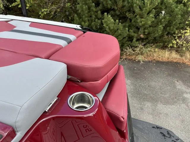 Slide: The Image of MasterCraft XT25 2024 - 16