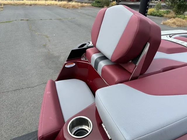 Slide: The Image of MasterCraft XT25 2024 - 17