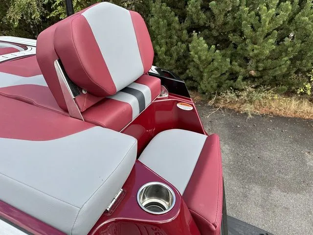 Slide: The Image of MasterCraft XT25 2024 - 18