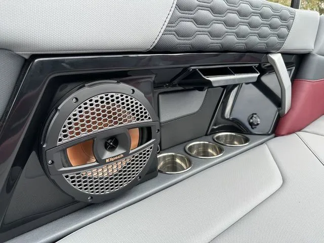 Slide: The Image of MasterCraft XT25 2024 - 30