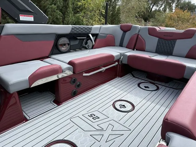 Slide: The Image of MasterCraft XT25 2024 - 31