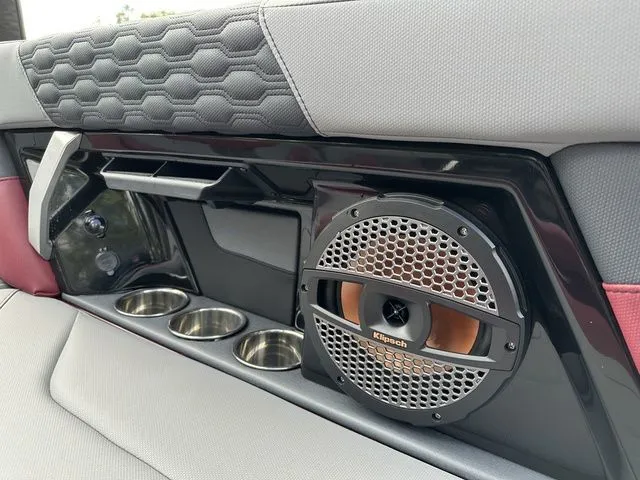 Slide: The Image of MasterCraft XT25 2024 - 33