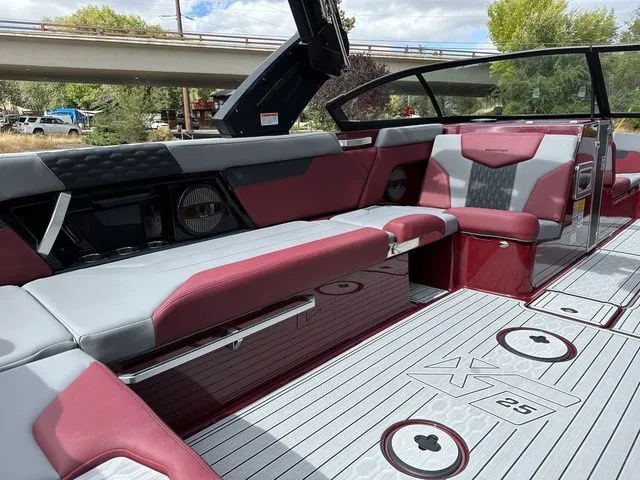 Slide: The Image of MasterCraft XT25 2024 - 34