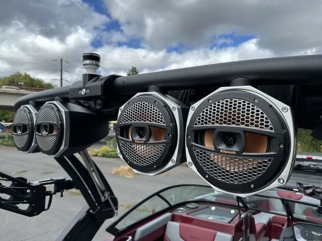 Slide: The Image of MasterCraft XT25 2024 - 35