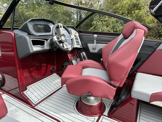 Slide: The Image of MasterCraft XT25 2024 - 39