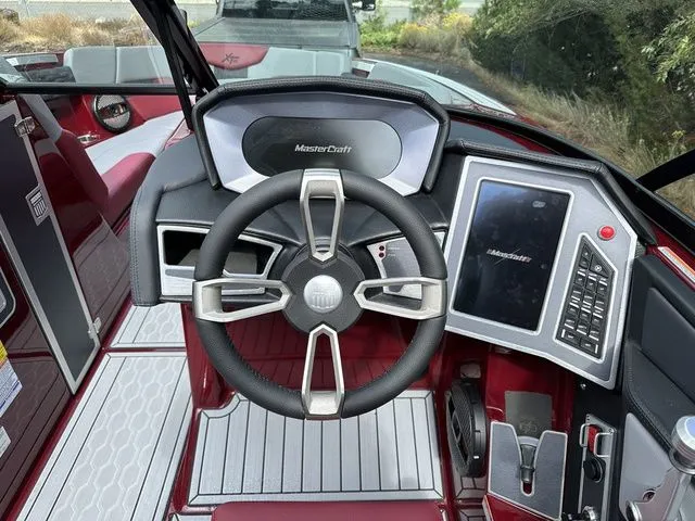 Slide: The Image of MasterCraft XT25 2024 - 40