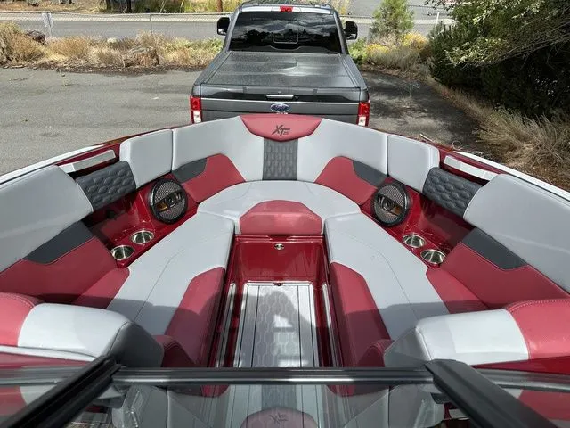 Slide: The Image of MasterCraft XT25 2024 - 44