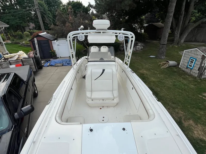 Slide: The Image of 2000 Wellcraft 302 SCARAB SPORT boat in driveway, surrounded by trees and sheds. - 18