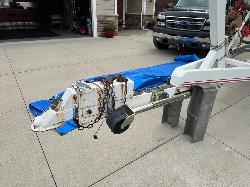 Slide: The Image of Trailer hitch of a 2000 Wellcraft 302 SCARAB SPORT on a driveway. - 23