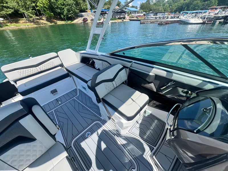 Slide: The Image of Monterey 258SS Super Sport 2025 - 11