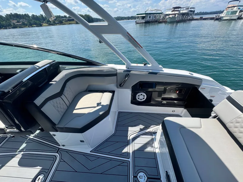 Slide: The Image of Monterey 258SS Super Sport 2025 - 14