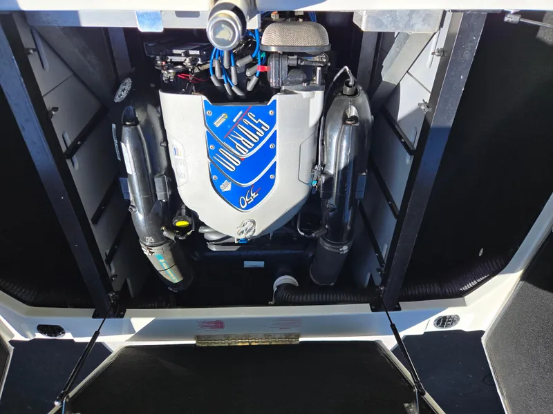 Slide: The Image of 2009 Centurion Air Warrior Elite V-Drive C4 engine compartment with Wildcat 350 engine. - 15