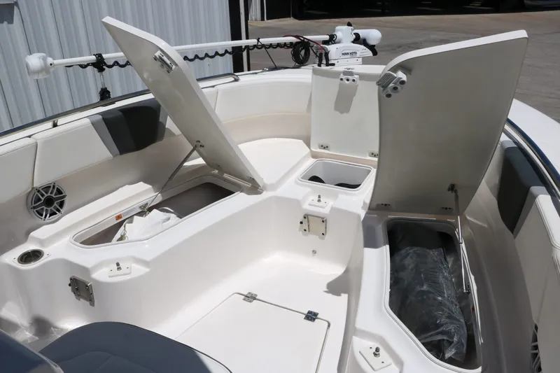 Slide: The Image of Robalo R250 Center Console 2023 - 32
