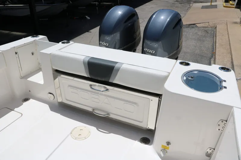 Slide: The Image of Robalo R250 Center Console 2023 - 37