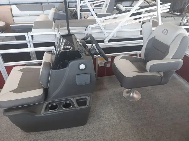 Slide: The Image of Sun Tracker Bass Buggy 16 XL 2026 - 17