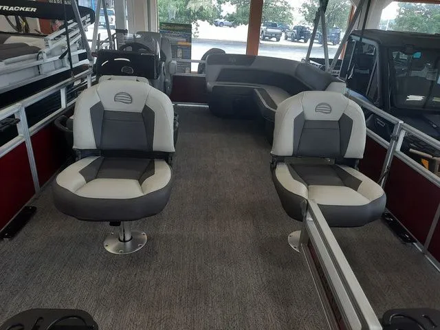 Slide: The Image of Sun Tracker Bass Buggy 16 XL 2026 - 19