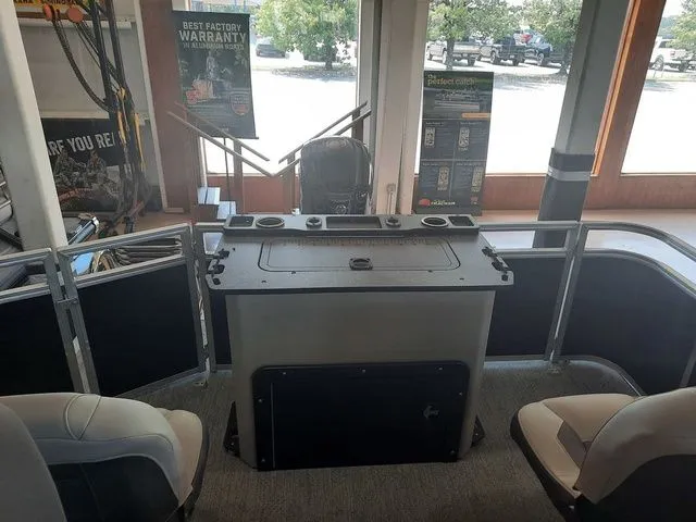 Slide: The Image of Sun Tracker Fishin' Barge 20 DLX 2026 - 12