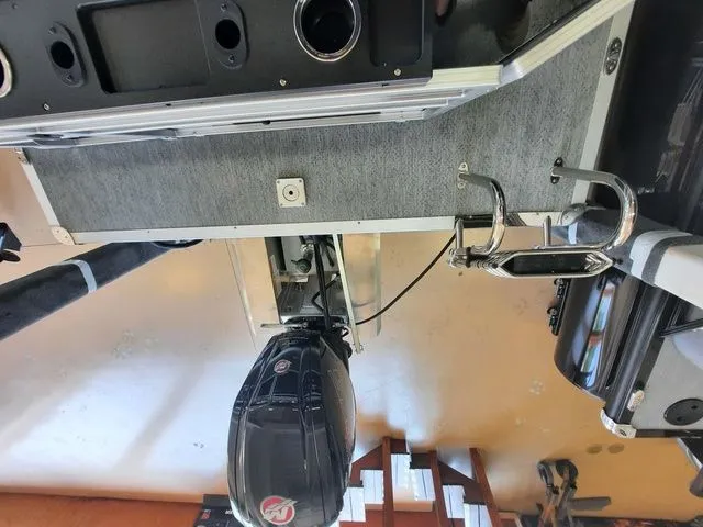 Slide: The Image of Sun Tracker Fishin' Barge 20 DLX 2026 - 13