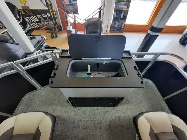 Slide: The Image of Sun Tracker Fishin' Barge 20 DLX 2026 - 15