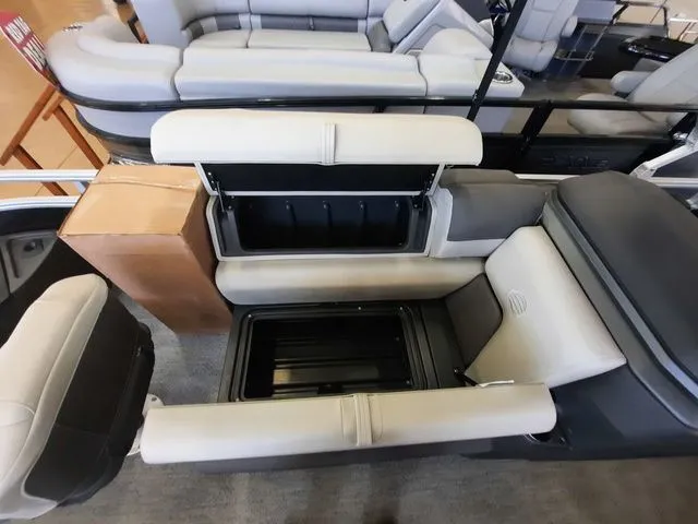 Slide: The Image of Sun Tracker Fishin' Barge 20 DLX 2026 - 18