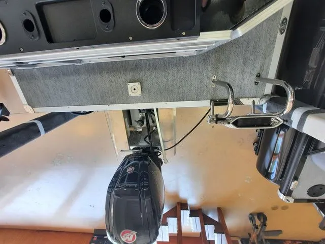 Slide: The Image of Sun Tracker Fishin' Barge 20 DLX 2026 - 28