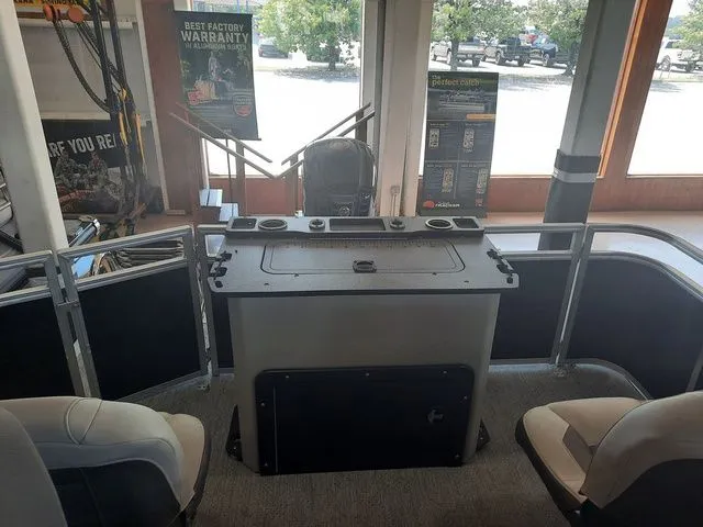 Slide: The Image of Sun Tracker Fishin' Barge 20 DLX 2026 - 29