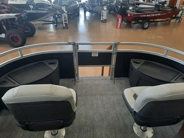 Slide: The Image of Sun Tracker Fishin' Barge 20 DLX 2026 - 6