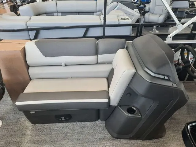 Slide: The Image of Sun Tracker Fishin' Barge 20 DLX 2026 - 7