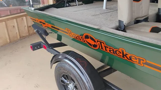 Slide: The Image of Tracker Bass Tracker Classic Limited 2026 - 10