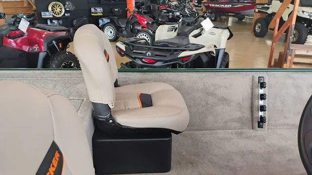 Slide: The Image of Tracker Bass Tracker Classic Limited 2026 - 13